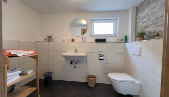Hotel WC mit Wickelraum