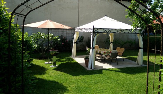 Garten mit Pavillon