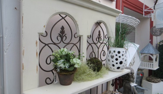 Alte T&uuml;r mit Ablagebord