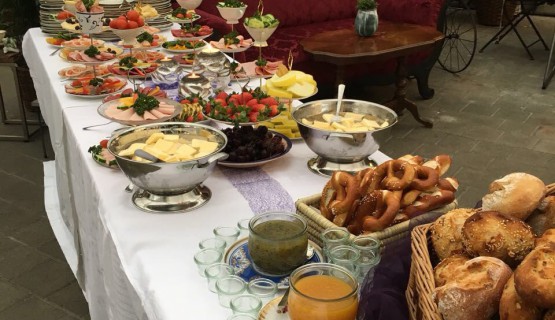 Fr&uuml;hst&uuml;ckim Blumeh&auml;fele