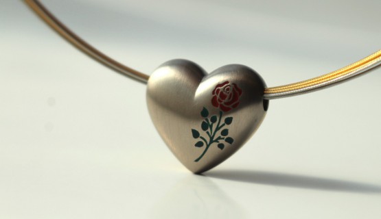Herzanh&auml;nger mit Rose emailliert aus 585/-Gelb- und Wei&szlig;gold beidseitig tragbar. 