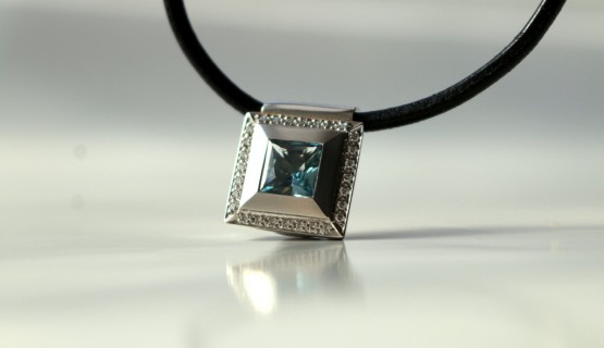 Aquamarinanh&auml;nger mit Brillanten 585/-Wei&szlig;gold.
