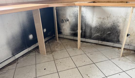 Schimmel hinter der K&uuml;chenzeile